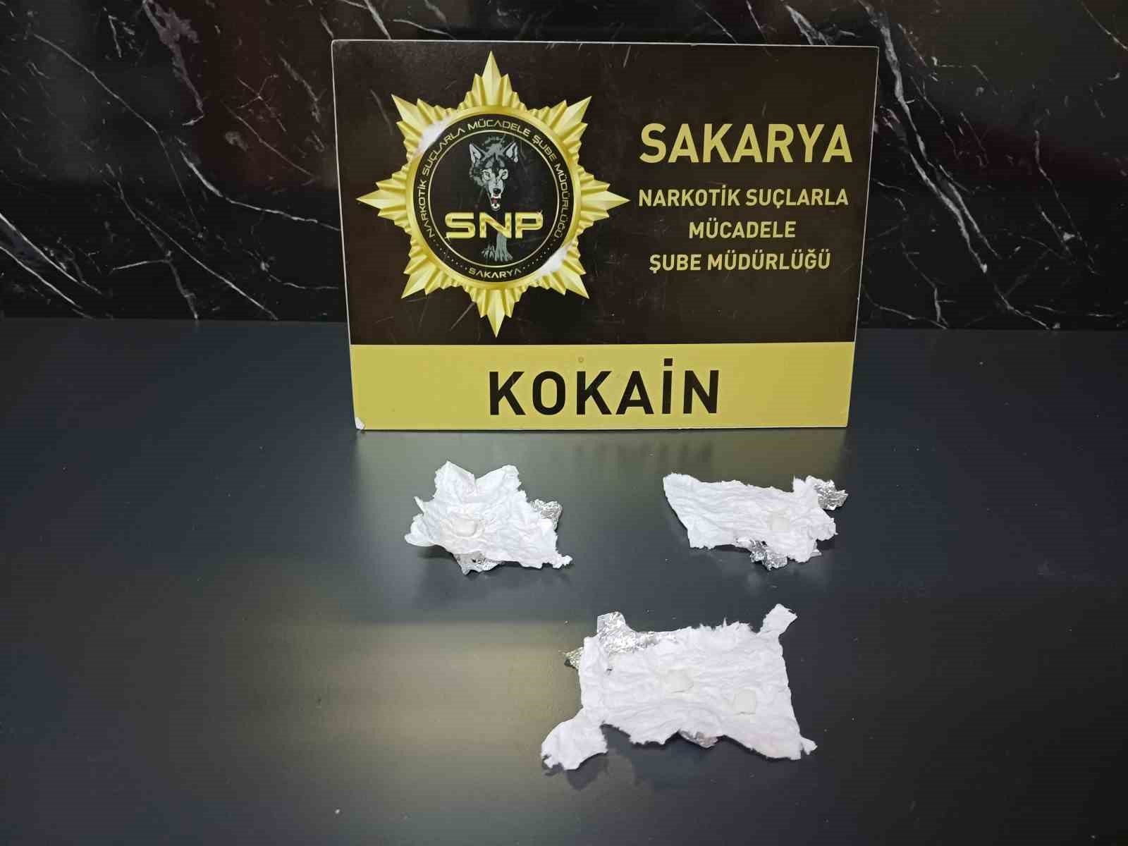 İstanbul&rsquo;dan Sakarya&rsquo;ya kokain getiren şahıs gişelerde yakalandı
