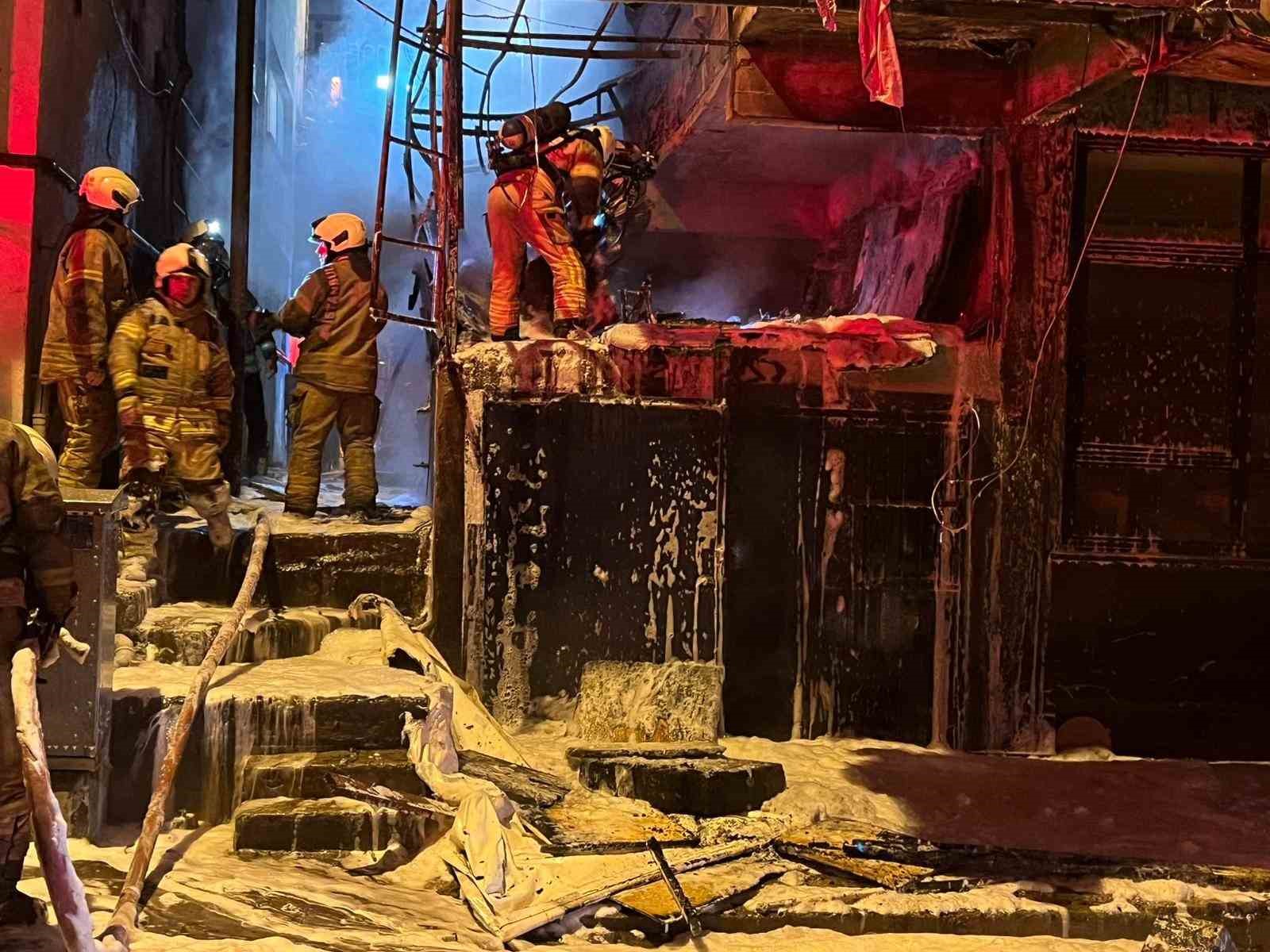 Bah&ccedil;elievler&rsquo;de hurda malzemelerin bulunduğu depoda yangın
