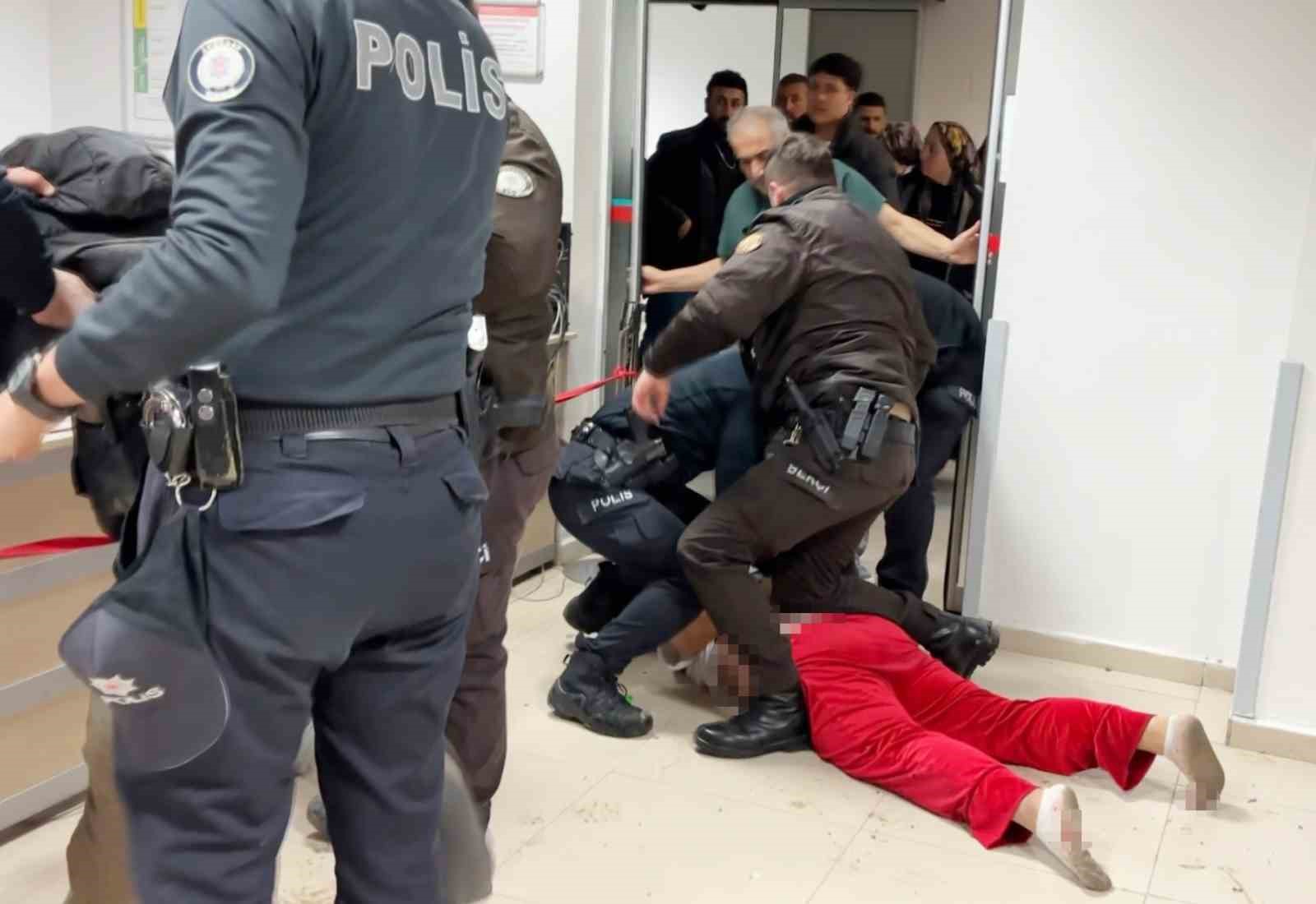 Oğul annesinin sevgilisini bıçakladı, anne ise polis memurunu tokatladı