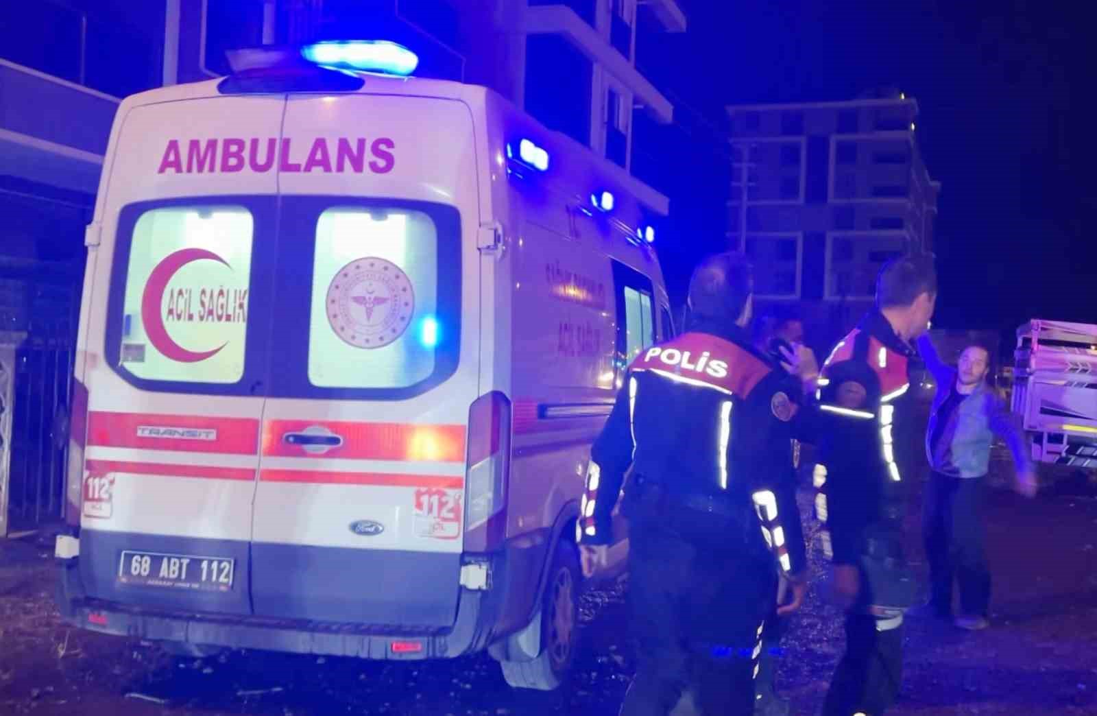 Oğul annesinin sevgilisini bı&ccedil;akladı, anne ise polis memurunu tokatladı
