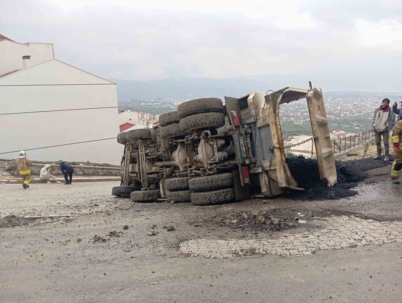 Samandağ’da devrilen tırın sürücüsü yaralandı