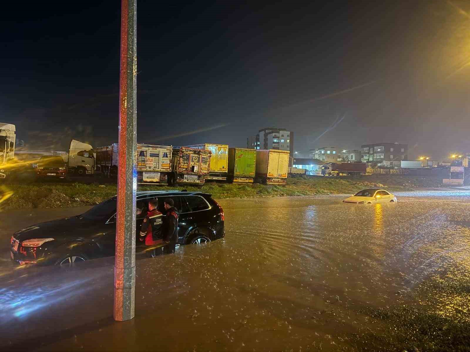 Cizre&rsquo;de ara&ccedil;larda mahsur kalan 3 kişiyi itfaiye ekipleri kurtardı

