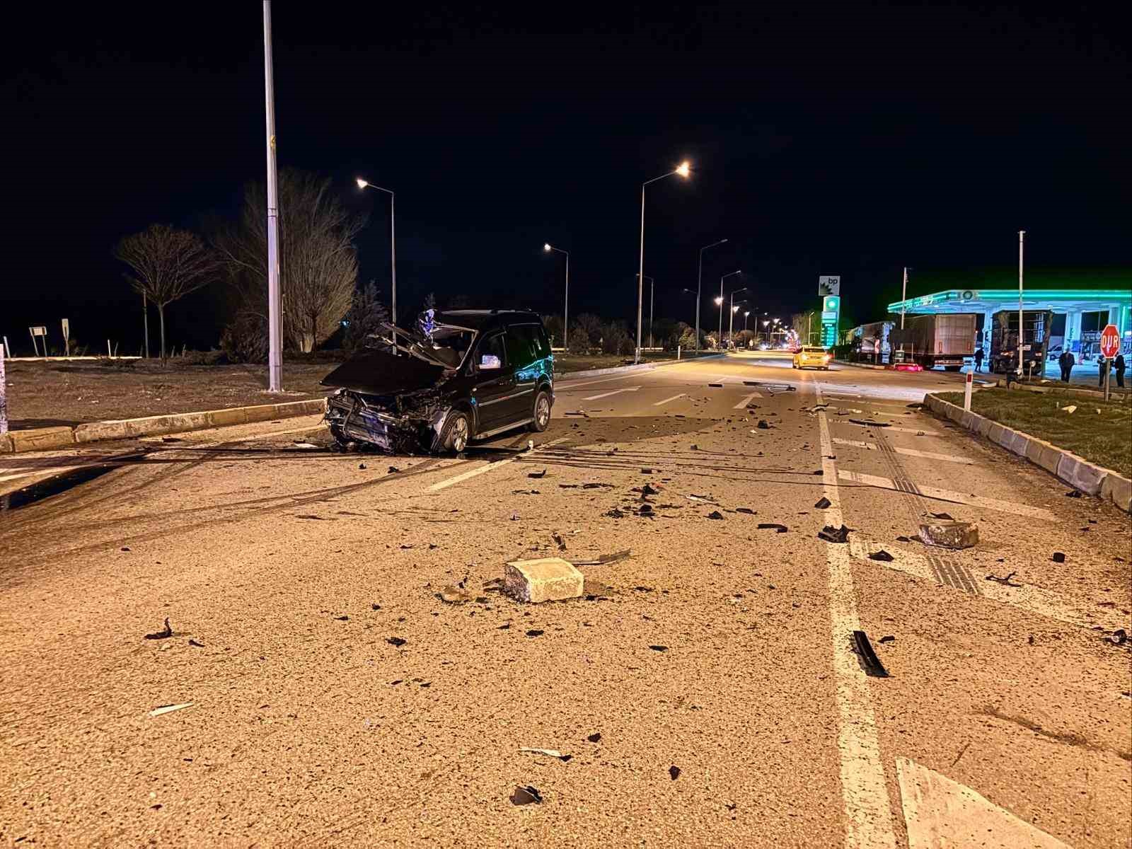 Afyonkarahisar&rsquo;da trafik kazası: 1 &ouml;l&uuml;, 1 yaralı
