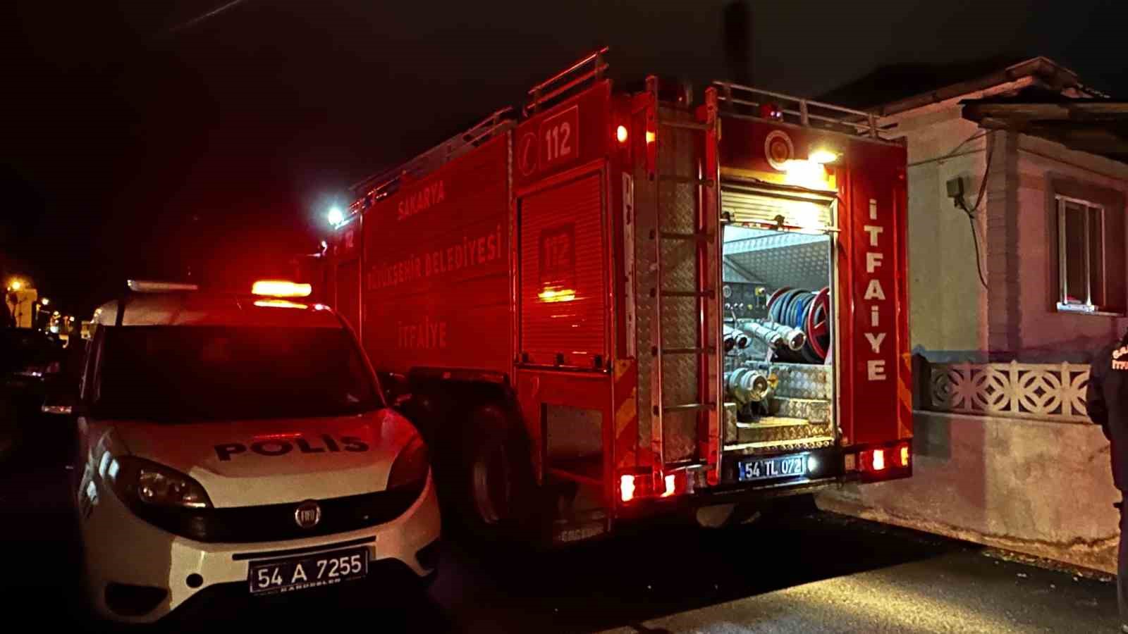 Gece saatlerinde m&uuml;stakil evde &ccedil;ıkan yangın itfaiye ekiplerince s&ouml;nd&uuml;r&uuml;ld&uuml;
