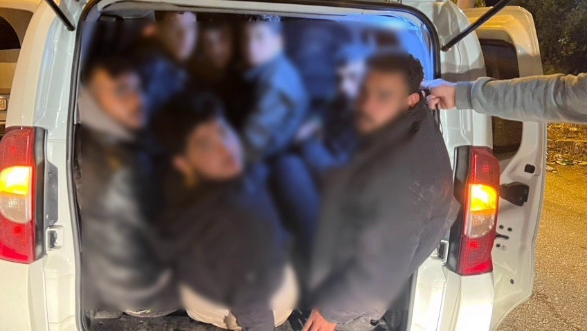 Göçmenleri tıka basa taşırken yakayı ele veren insan tacirine 102 bin TL ceza