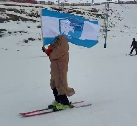 Paland&ouml;ken&rsquo;in zirvesinden ehram ve Erzurumspor bayrağı ile kaydı
