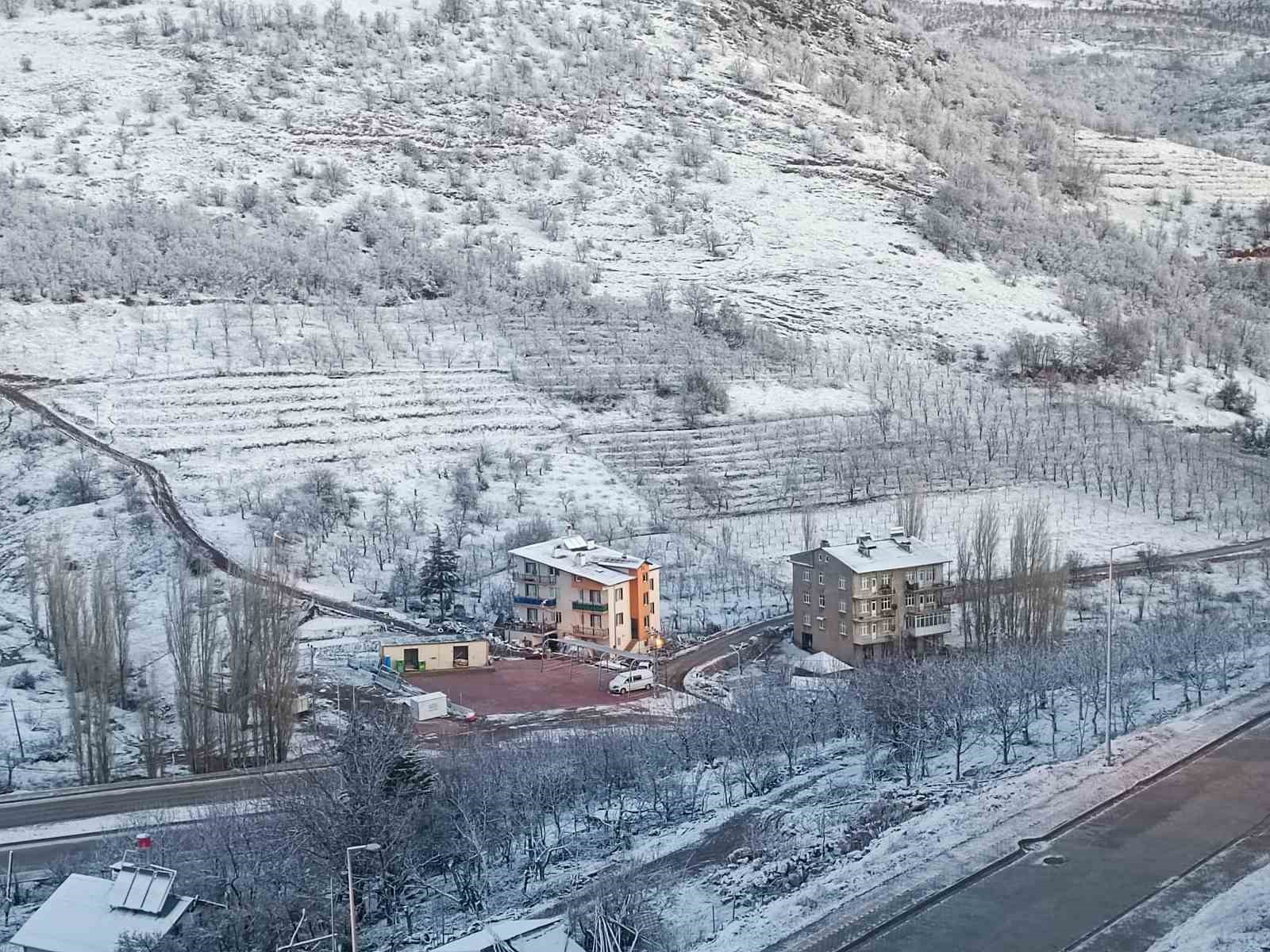 Konya&rsquo;nın Hadim il&ccedil;esi beyaza b&uuml;r&uuml;nd&uuml;

