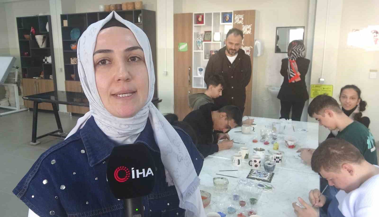 &Ouml;zel &ouml;ğrencilerden &ccedil;ini sanatına renkli dokunuş
