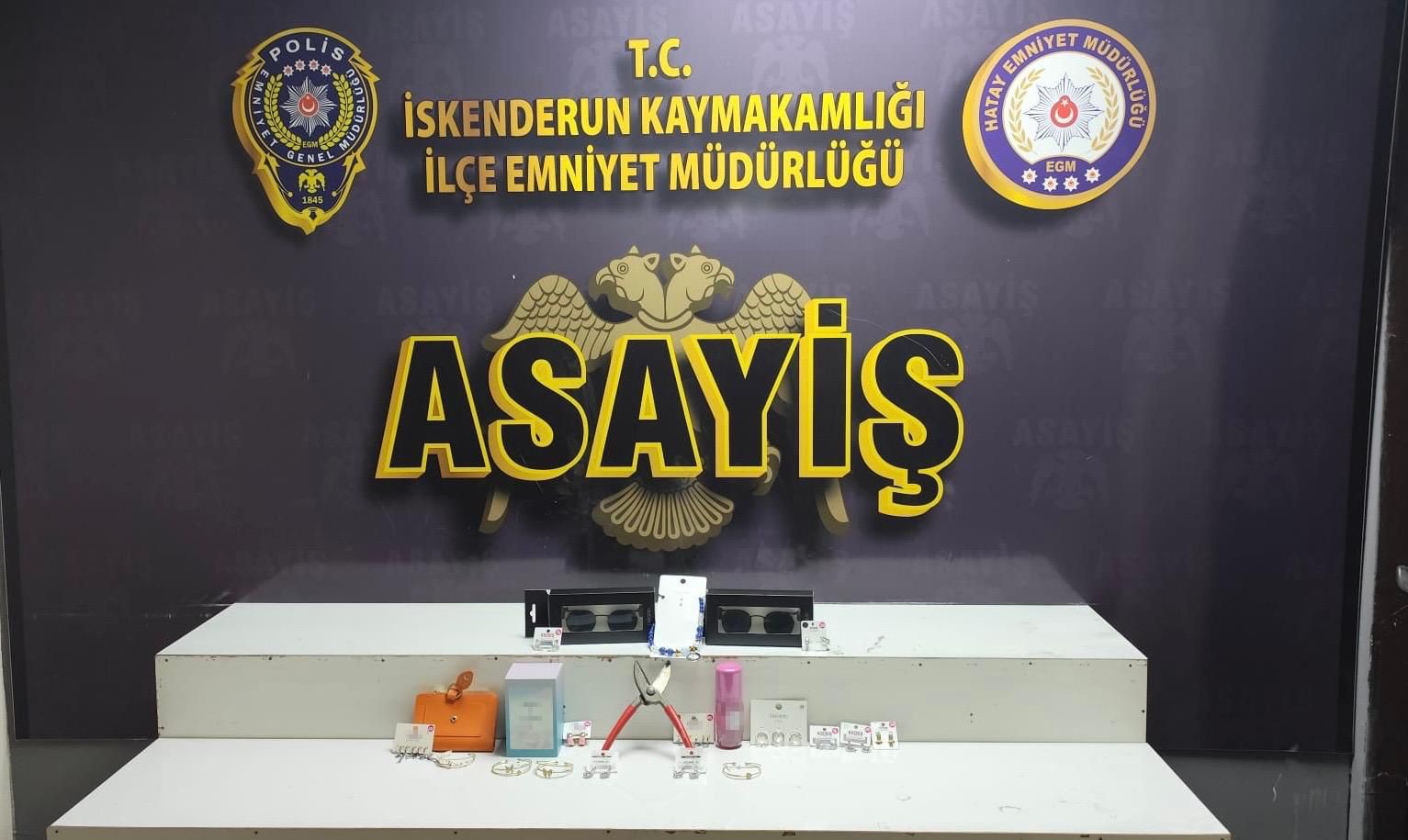 Alışveriş merkezinde &ccedil;ocuğunun yanında hırsızlık yapan kadın kamerada
