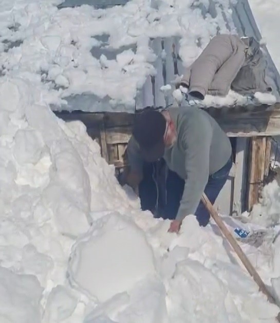 Bahar hazırlığı i&ccedil;in gittikleri k&ouml;yde metrelerce karla karşılaştılar
