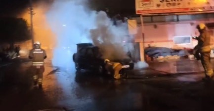 İskenderun&rsquo;da otomobil yangını
