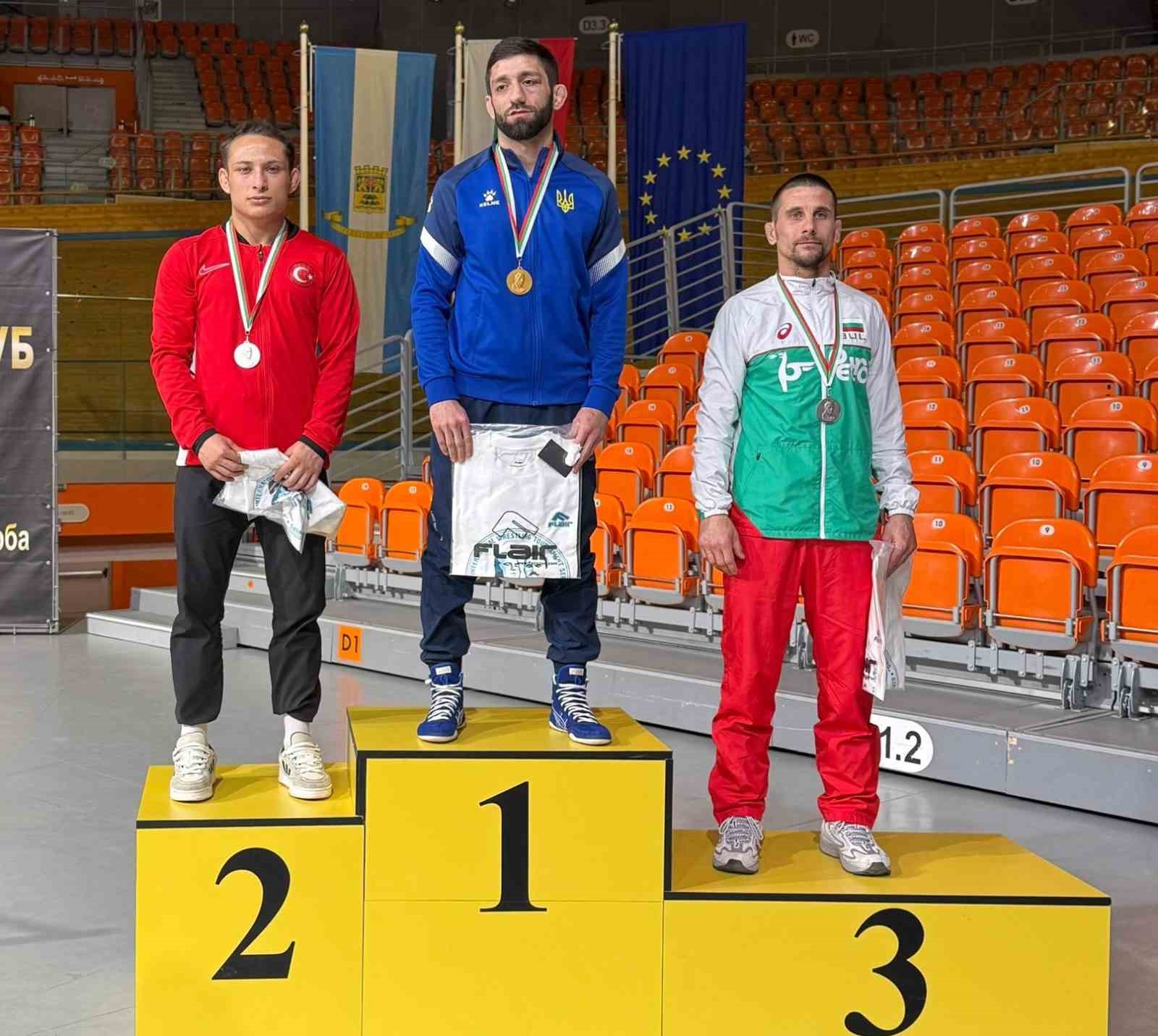 AD&Uuml;&rsquo;l&uuml; g&uuml;reş&ccedil;i uluslararası turnuvada g&uuml;m&uuml;ş madalya kazandı
