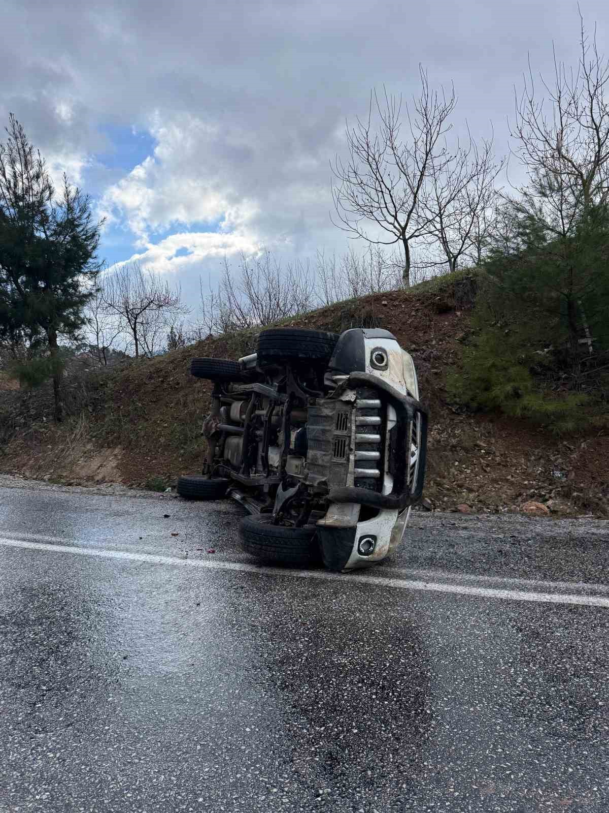 Yağmur sonrası kayganlaşan yolda pikap yan yattı
