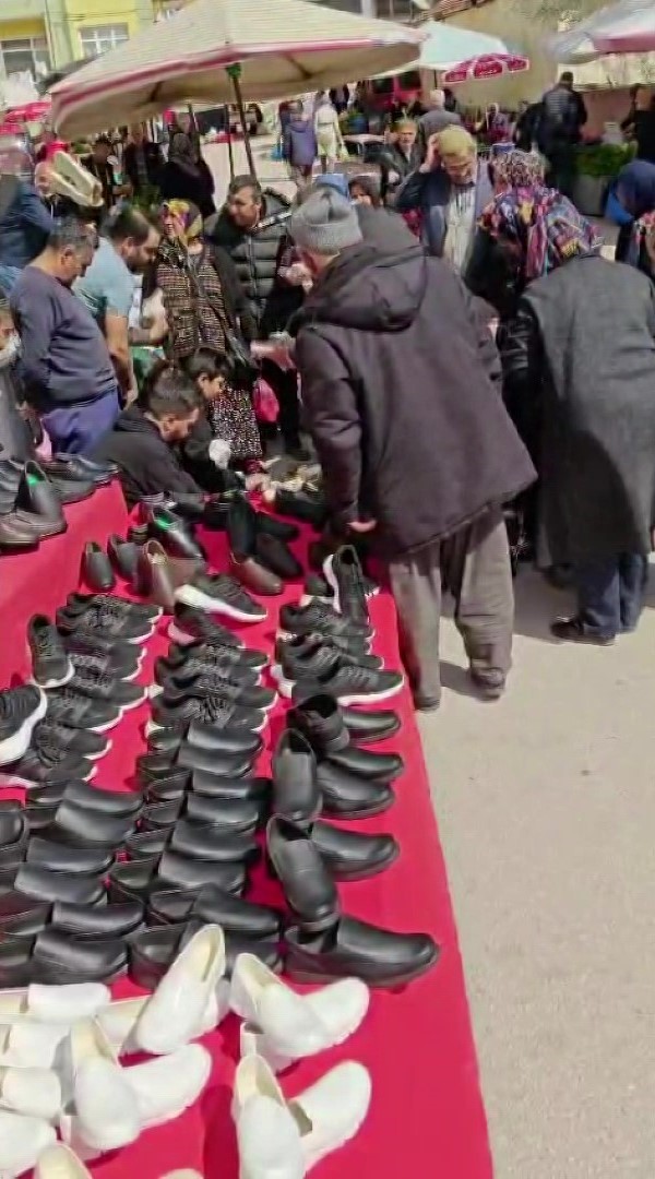 Pazarcı esnaf bedava bin &ccedil;ift ayakkabı dağıttı, halktan dua istedi
