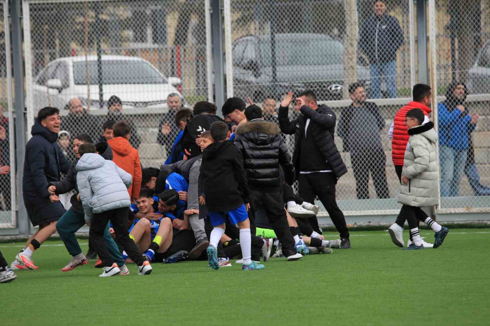 Sungur Futbol Kulübü U18 takımı şampiyon oldu