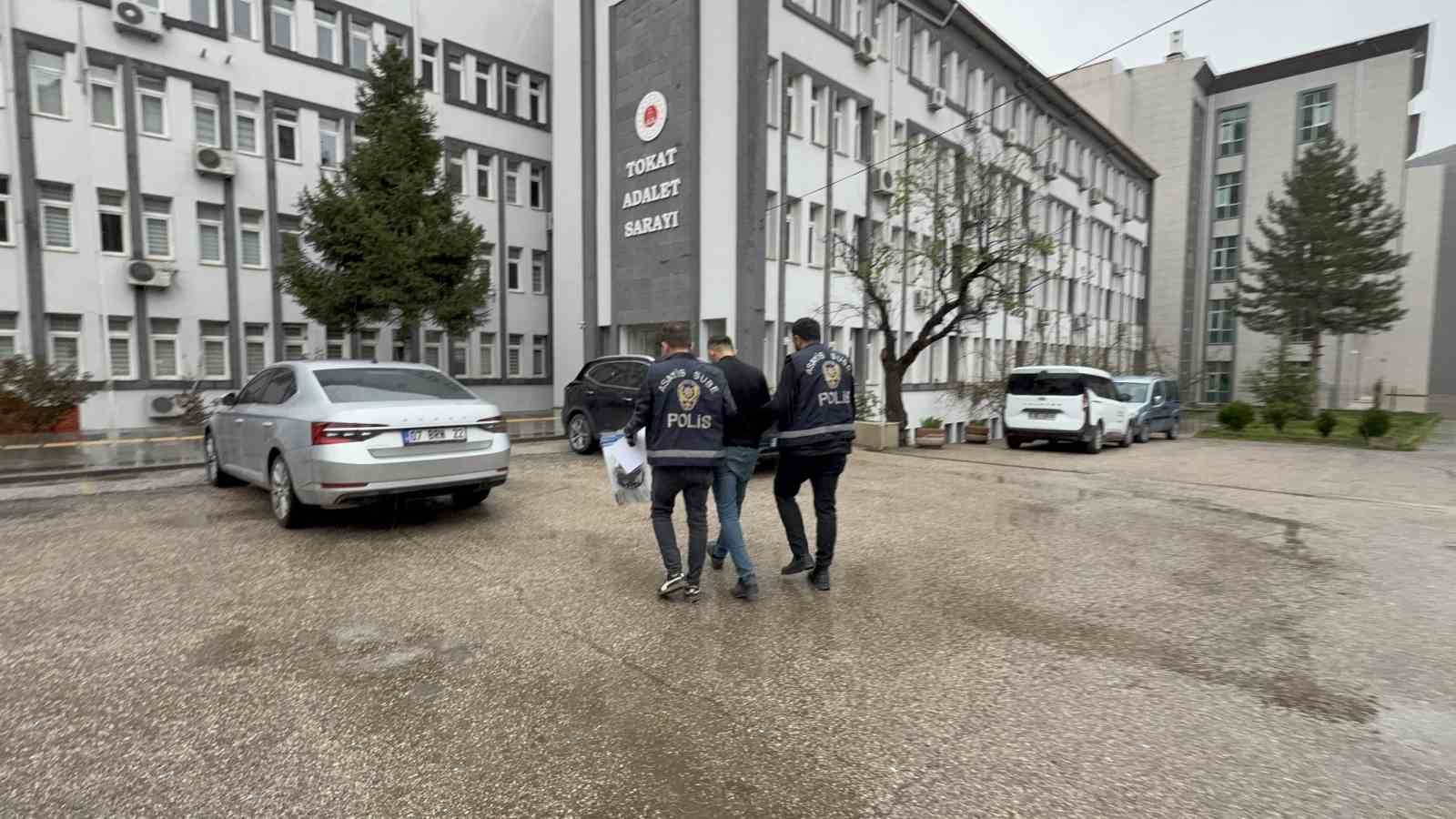 Tokat&rsquo;ta polis delil aradı, cephanelik buldu
