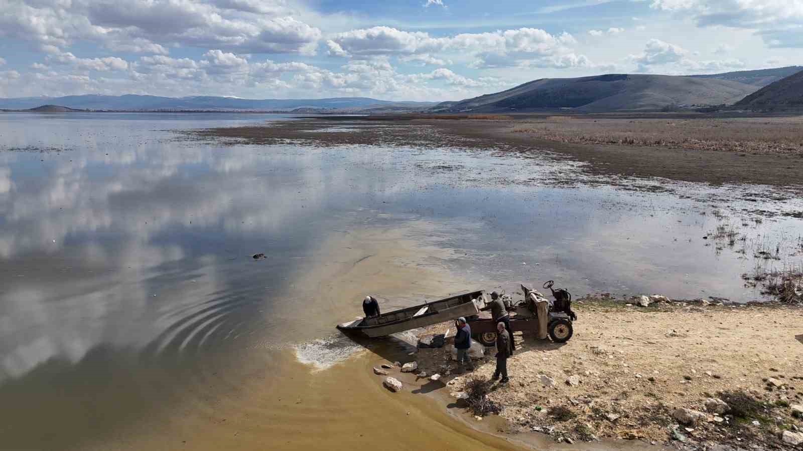 Çavuşçu Gölü çatlamış topraktan göl görünümüne kavuşmaya başladı