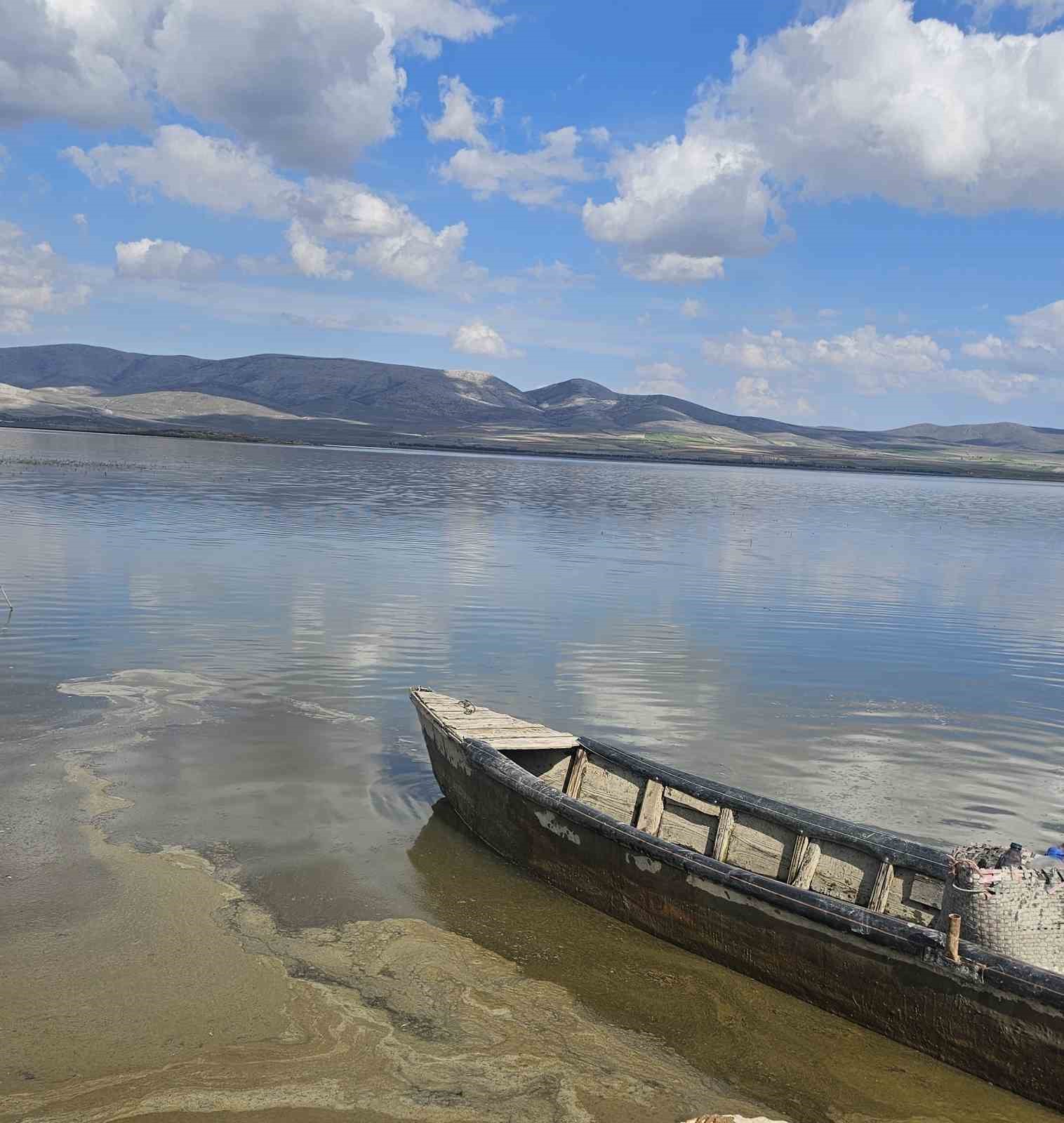 &Ccedil;avuş&ccedil;u G&ouml;l&uuml; &ccedil;atlamış topraktan g&ouml;l g&ouml;r&uuml;n&uuml;m&uuml;ne kavuşmaya başladı
