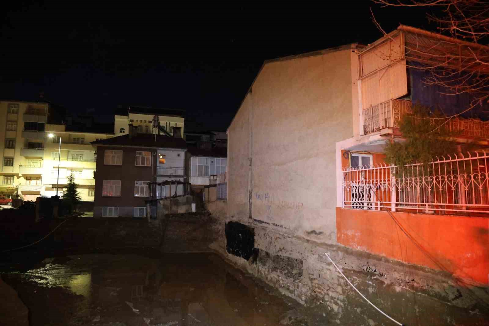 İnşaat temeline dolan yağmur suyu ekiplerce tahliye edildi
