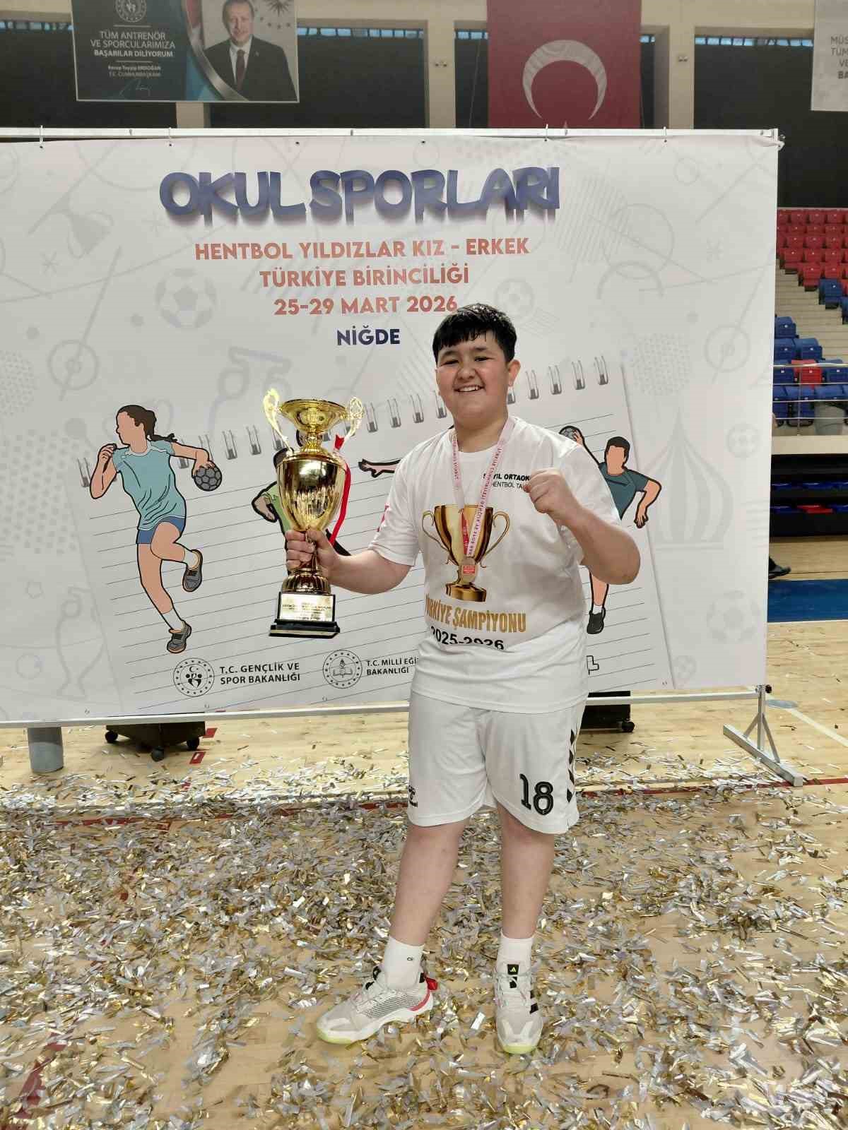 Salihli&rsquo;nin yıldızları Hentbol&rsquo;de T&uuml;rkiye şampiyonu
