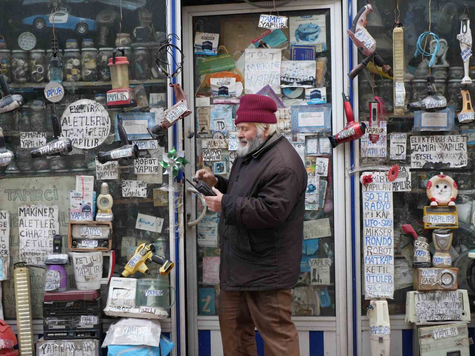 72 yaşındaki elektrik ustası, 25 yıldır biriktirdiği malzemelerle d&uuml;kkanını adeta m&uuml;zeye &ccedil;evirdi
