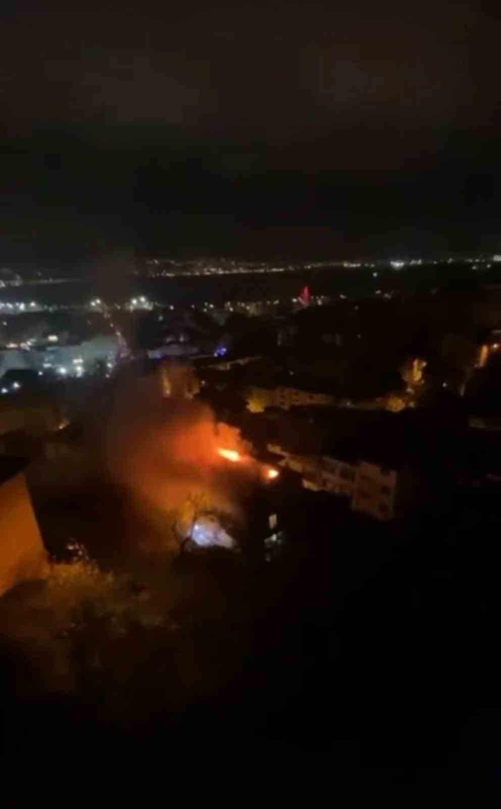 İzmit&rsquo;te kullanılmayan iki katlı evin &ccedil;atısı alev alev yandı
