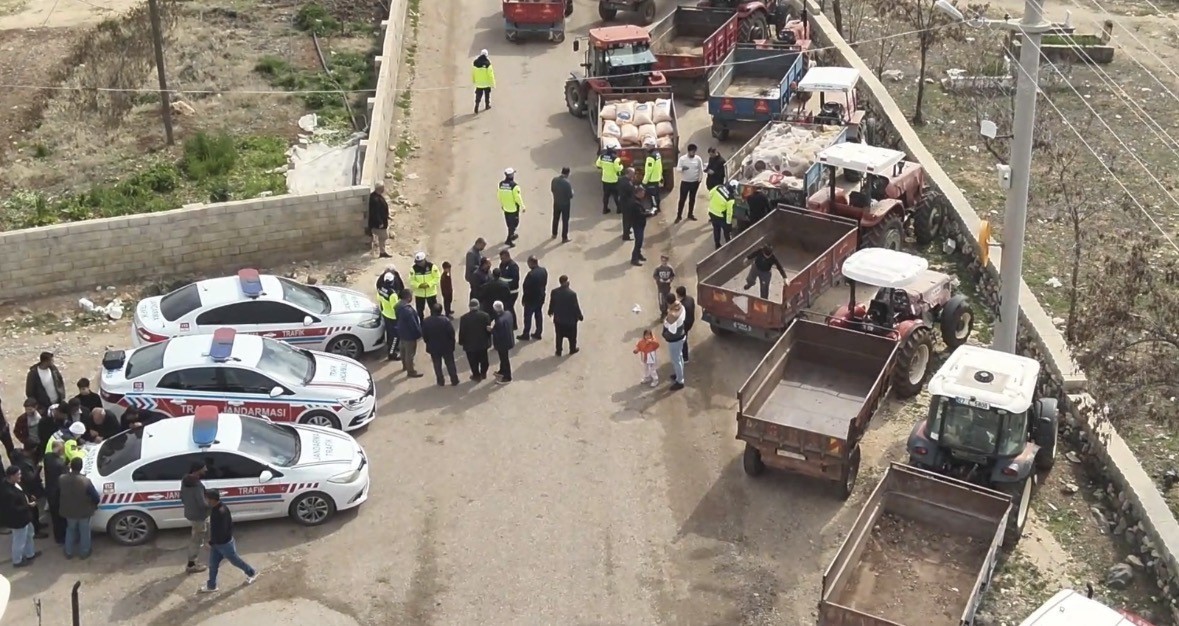 Jandarma 85 traktör sürücüsüne eğitim vererek reflektör dağıttı