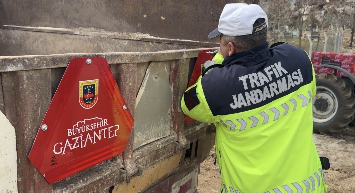 Jandarma 85 traktör sürücüsüne eğitim vererek reflektör dağıttı