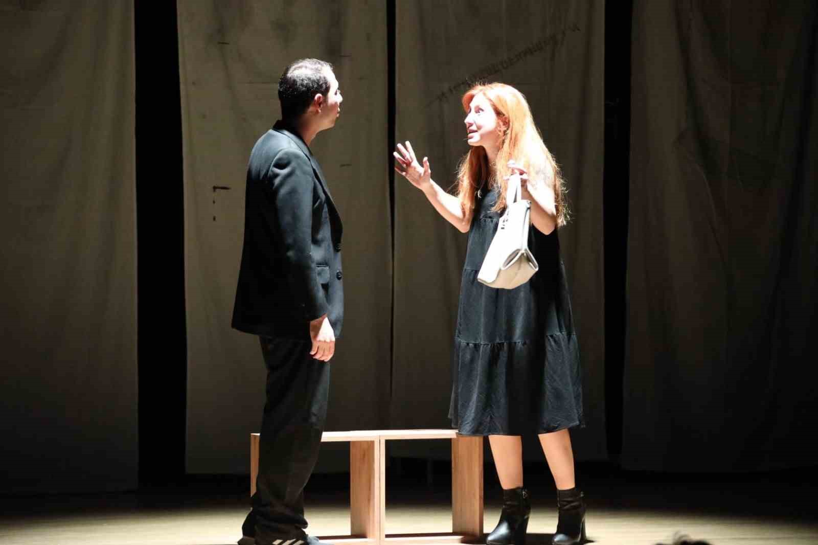 Menteşe Belediye Tiyatrosu "&Ccedil;ocuk Parkı Yaraları" ile Fethiye&rsquo;de sahne aldı
