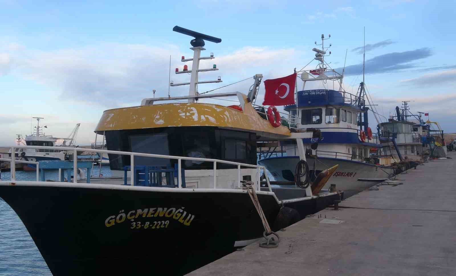 Fırtınalı Akdeniz, balık&ccedil;ıları barınağa hapsetti
