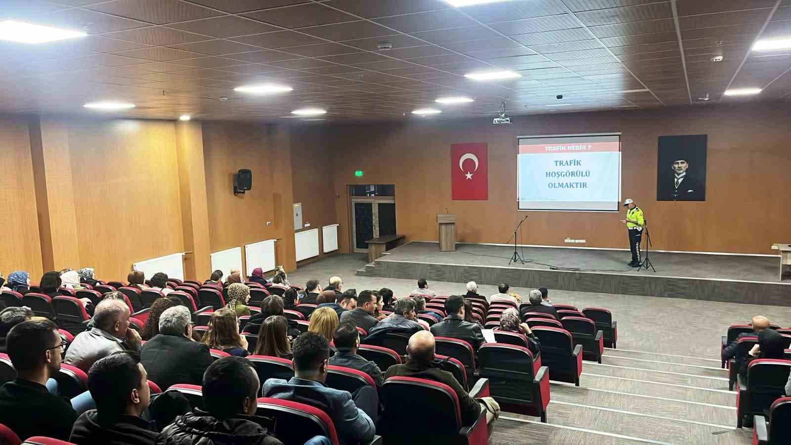Hisarcık&rsquo;ta idareci ve &ouml;ğretmenlere "Genel Trafik Kuralları" eğitimi

