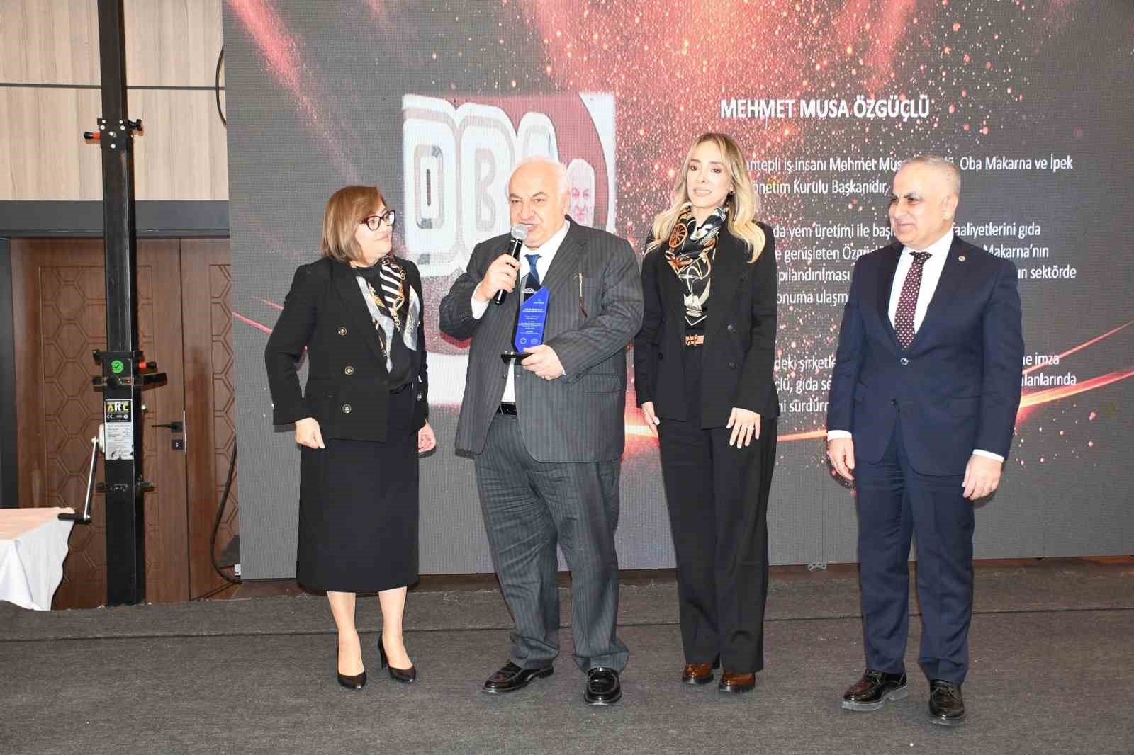 Musa &Ouml;zg&uuml;&ccedil;l&uuml;&rsquo;ye "Sağlığa En B&uuml;y&uuml;k Yatırım Yapan Hayırsever" &ouml;d&uuml;l&uuml;
