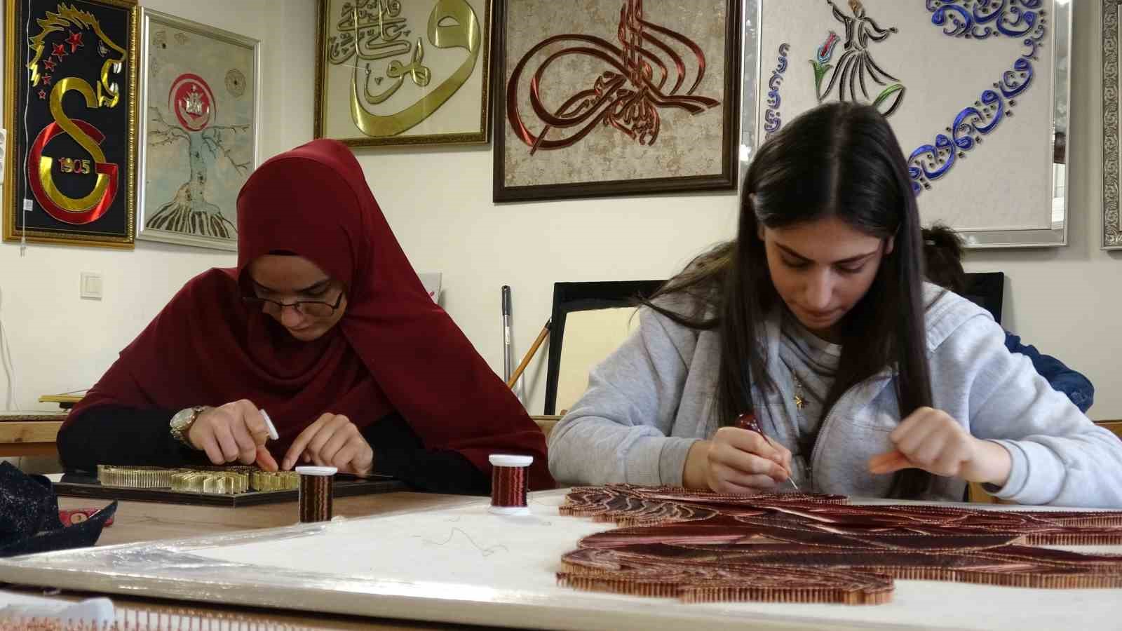 Binlerce &ccedil;ivi ve metrelerce bakır telle hayaller sanata d&ouml;n&uuml;ş&uuml;yor
