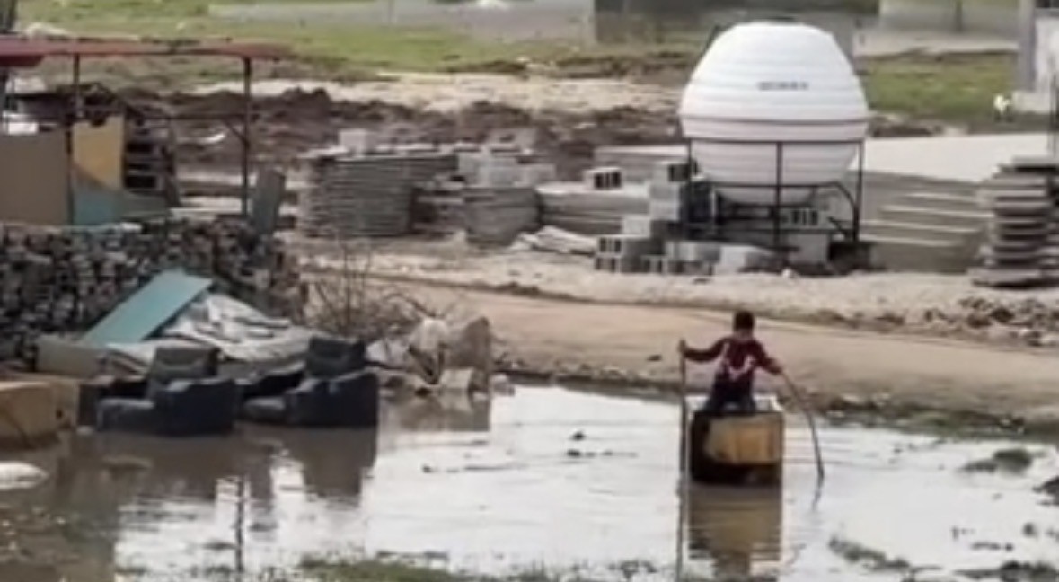 Mardin&rsquo;de yağmur suyu birikintisinde "buzdolabı kasası kayık" keyfi
