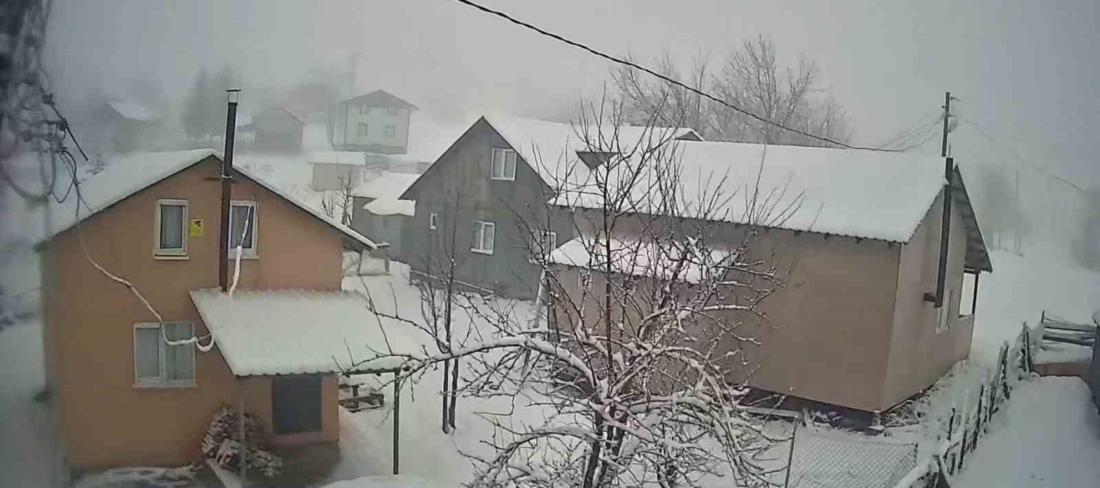 Sakarya’nın yüksek kesimleri beyaz örtüyle kaplandı