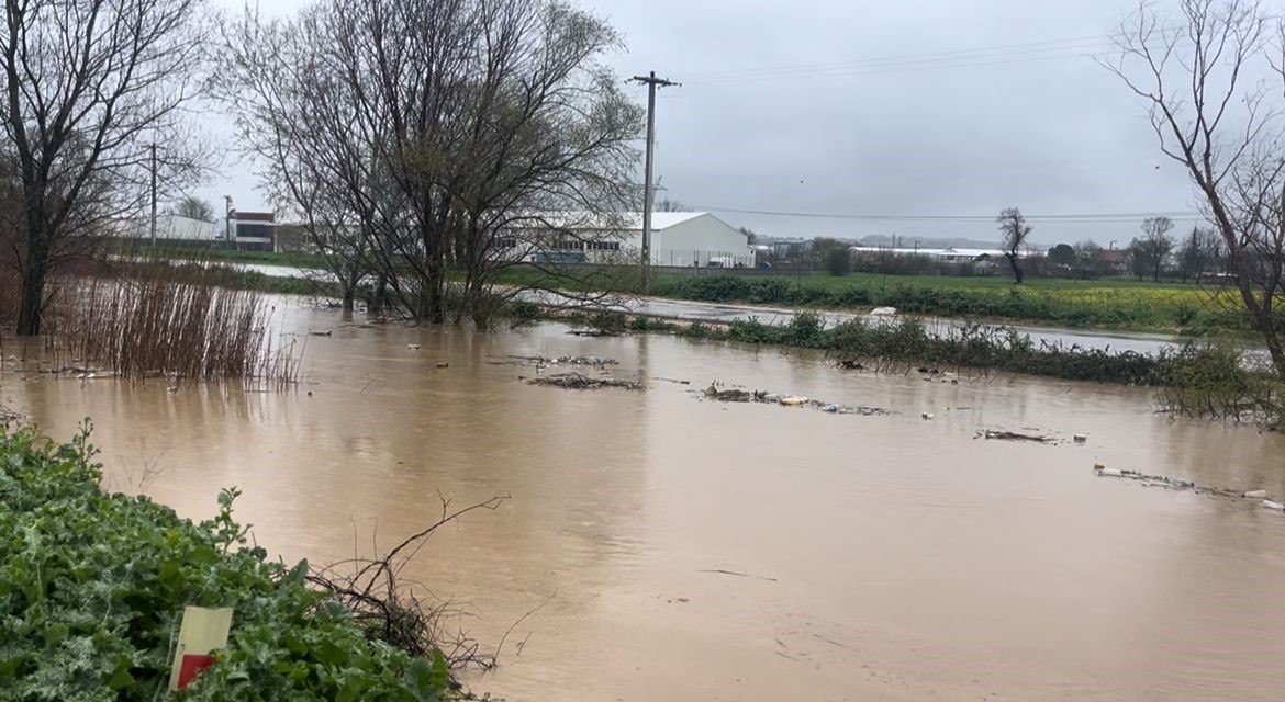 &Uuml;r&uuml;nl&uuml; Deresi taştı, ara&ccedil;lar mahsur kaldı
