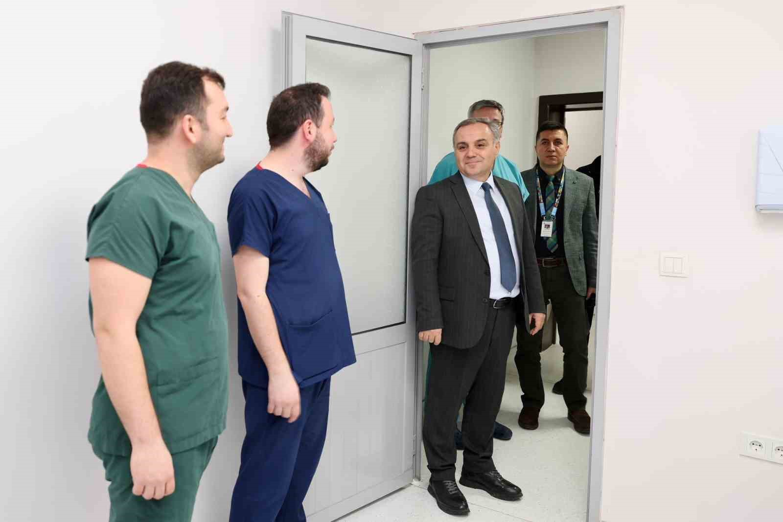 Rekt&ouml;r Altun&rsquo;dan hastane personeline ziyaret
