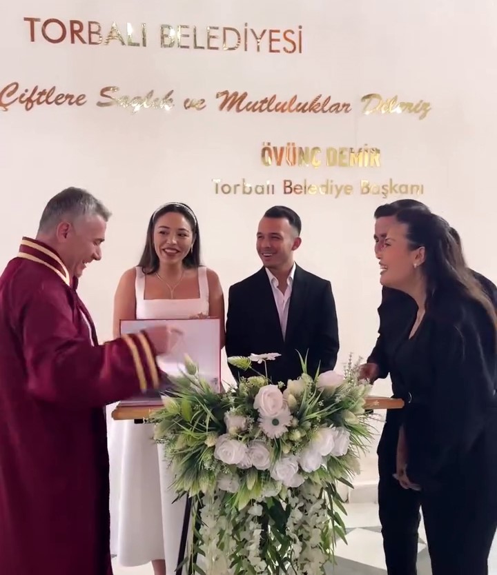 Nikah memuruna şaka yapmak istediler, asıl şakayı memur yaptı
