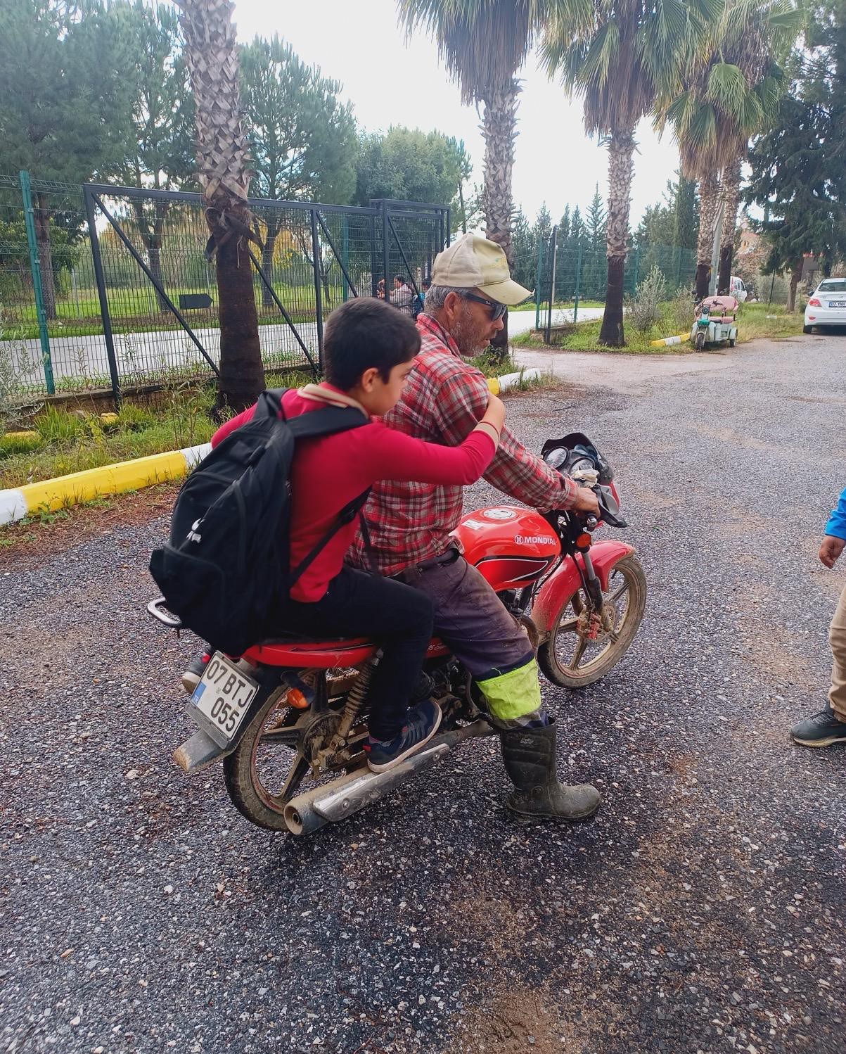 Trakt&ouml;r kasalarında eğitim yolculuğunda mutlu son
