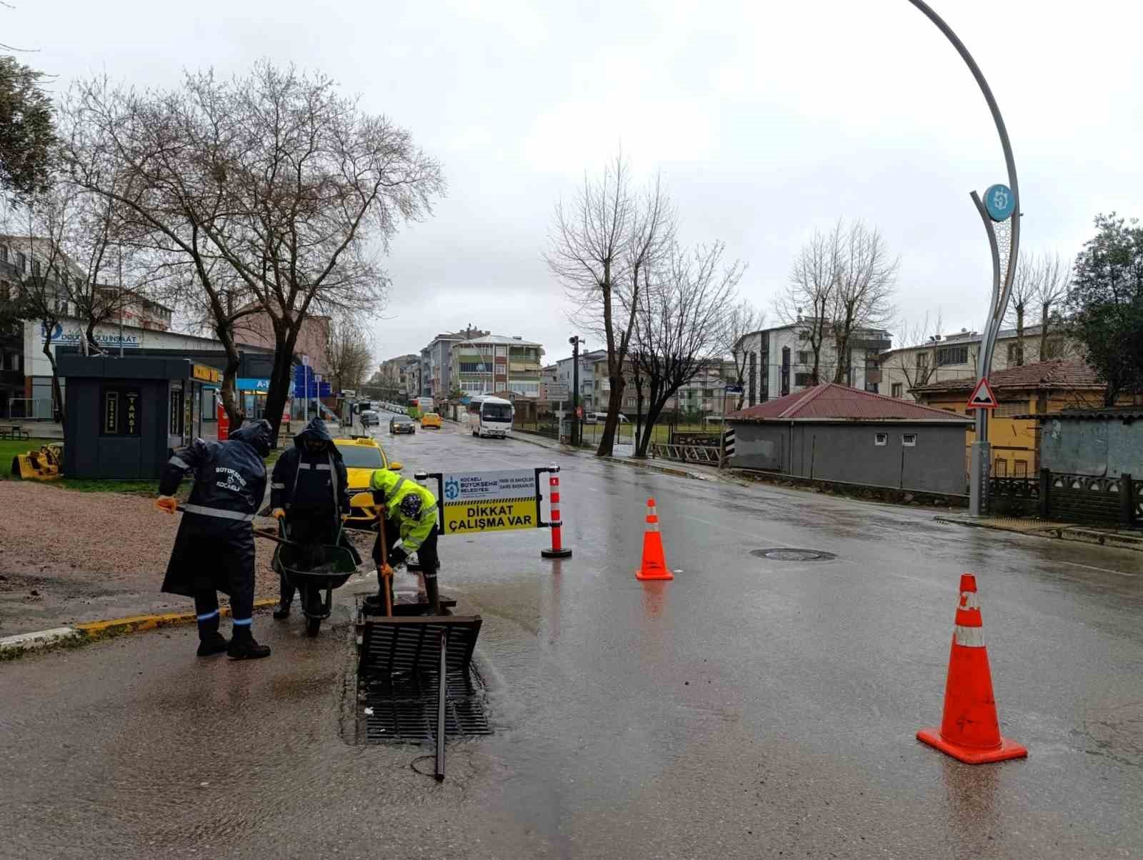 Kocaeli&rsquo;de su baskınlarına karşı mazgal ve menfez temizliği aralıksız s&uuml;r&uuml;yor
