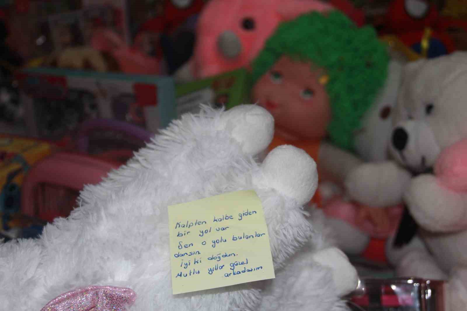 44&rsquo;&uuml;nc&uuml; yaş g&uuml;n&uuml;nde hediye yerine oyuncak istedi: Oda dolusu oyuncak ile sevgi evlerindeki &ccedil;ocukları mutlu edecek
