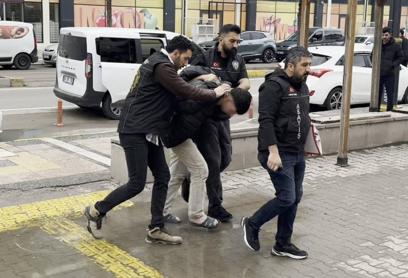 Annesinin sevgilisini bı&ccedil;aklayan gen&ccedil; ve polise tokat atan annesi adliyede
