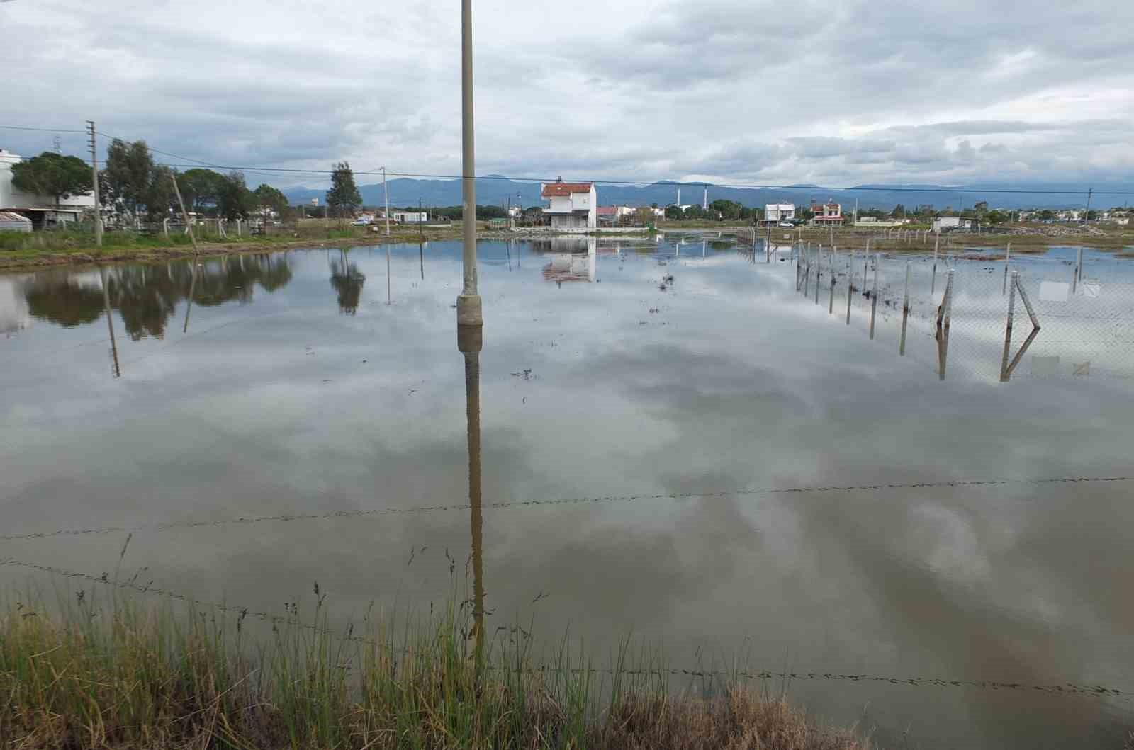 Balıkesir&rsquo;de yazlıklar su i&ccedil;inde kaldı
