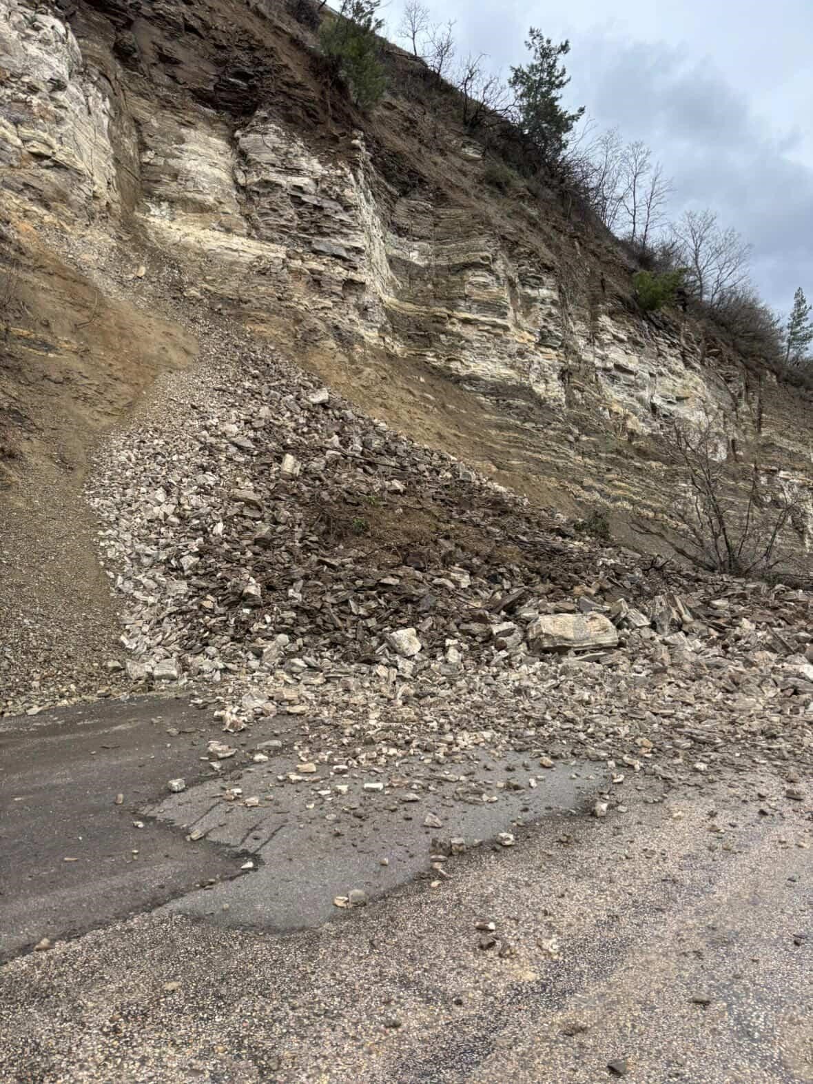 Bursa&rsquo;da heyelan yolu kapattı
