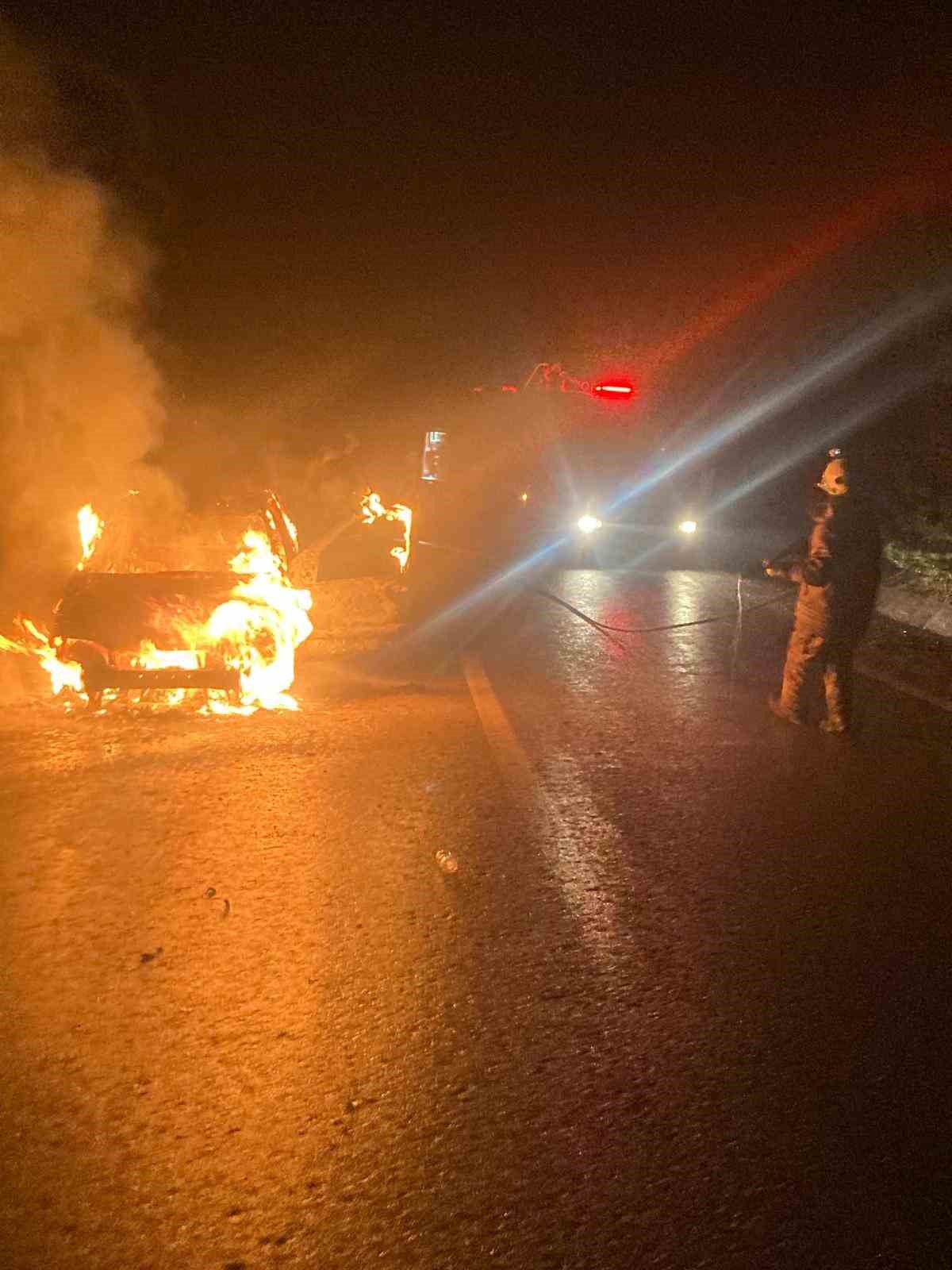 Bursa’da seyir halindeki otomobil alev alev yandı