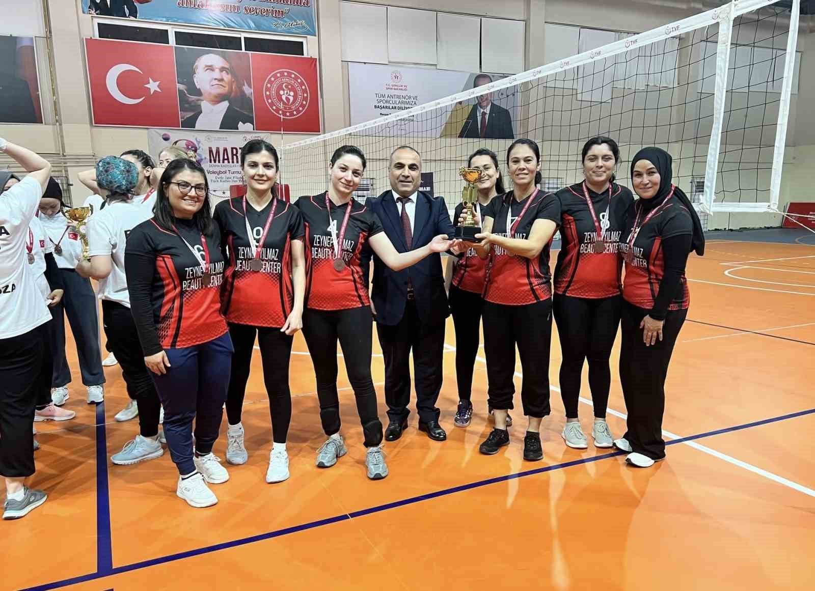 Anamur’da Kadınlar Günü Voleybol Turnuvası tamamlandı
