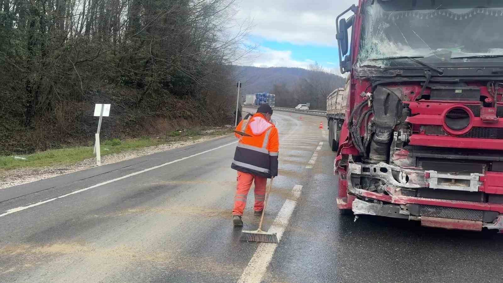 Makaslayan tır kara yolunu kapattı