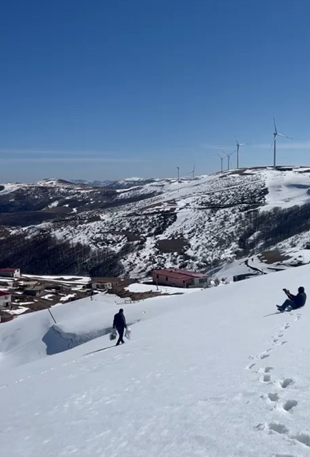 Tokat&rsquo;ta kar duvarları yolu t&uuml;nele &ccedil;evirdi
