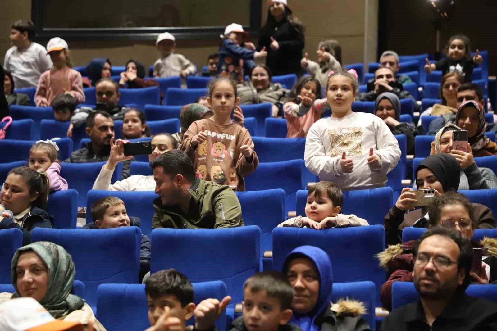 Turgutlu&rsquo;da tiyatroya ve &ccedil;ocuk festivaline yoğun ilgi
