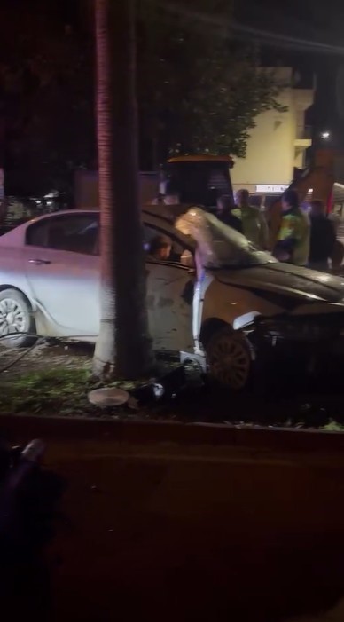 Antalya&rsquo;da otomobil elektrik direğine &ccedil;arptı: 2 yaralı
